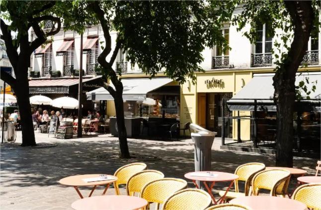 Au Centre Historique De Parigi